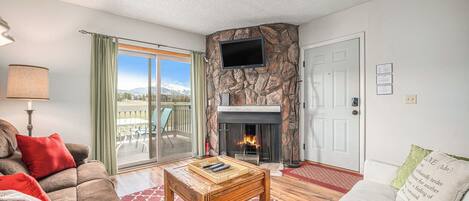 Televisión, chimenea y oficina