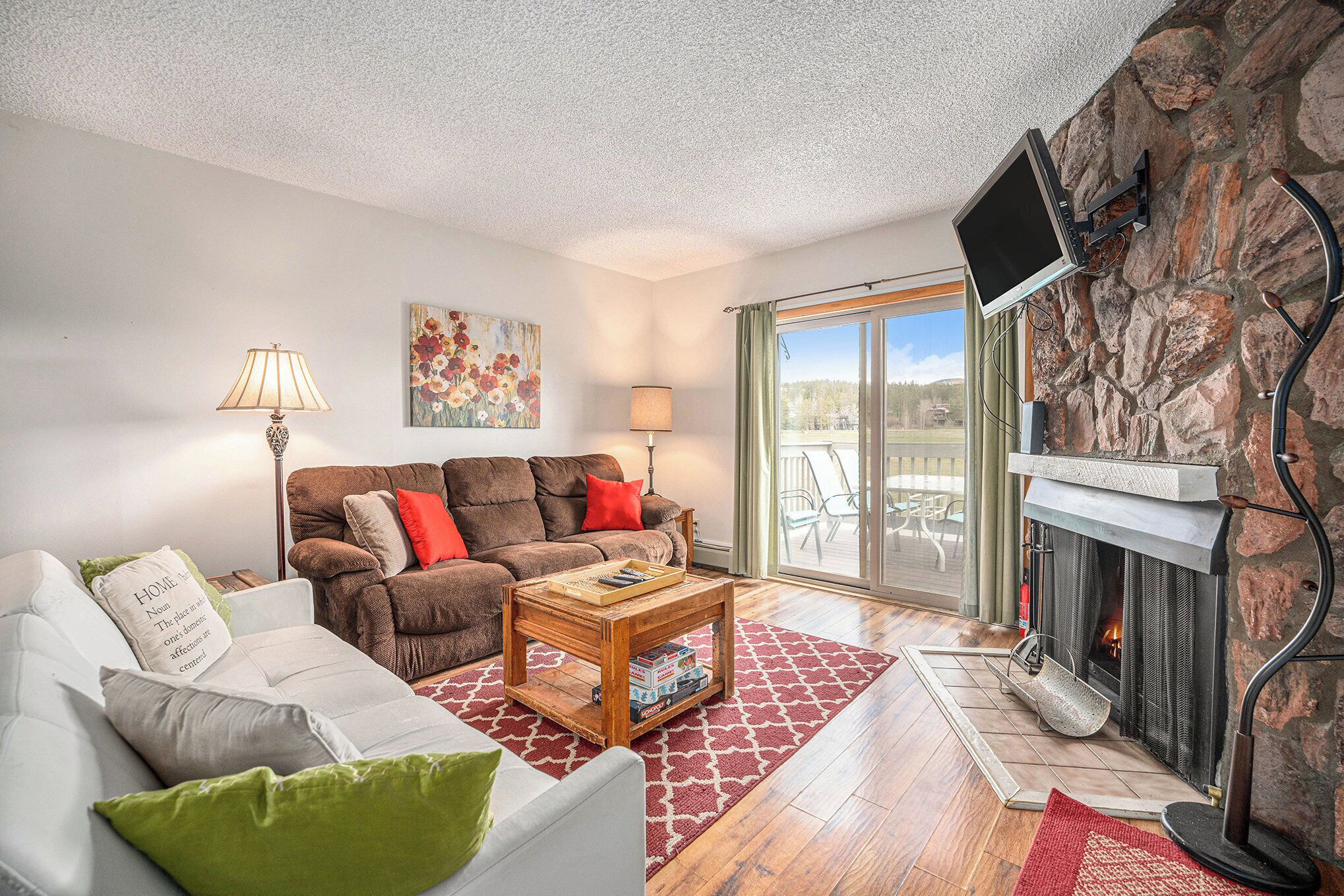 Een televisie, een open haard en een kantoor