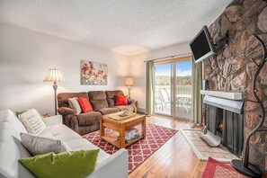 Televisie, een open haard en een kantoor