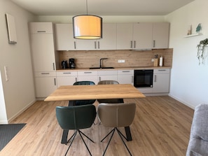 Microwave, oven, stovetop, dishwasher - Brand new penthouse vacation apartment "Tom" in Tossens (Butjadingen)
