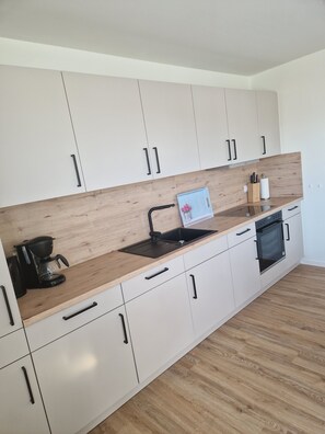 Microwave, oven, stovetop, dishwasher - Brand new penthouse vacation apartment "Tom" in Tossens (Butjadingen)