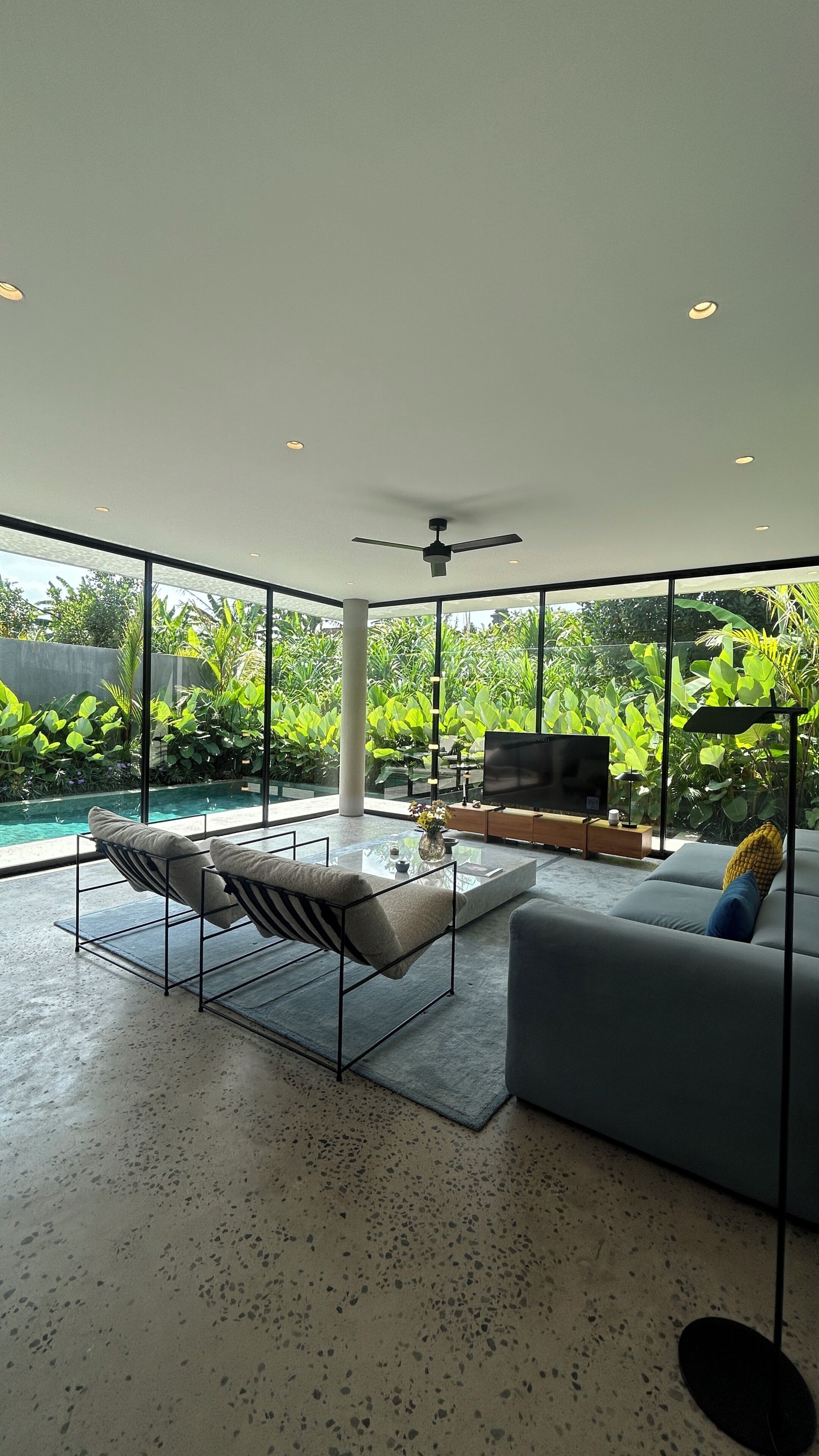 Two Bedroom Pool Villa with Fully Equipped Kitchen | Opholdsområde | 42-tommers smart-tv med digitale kanaler