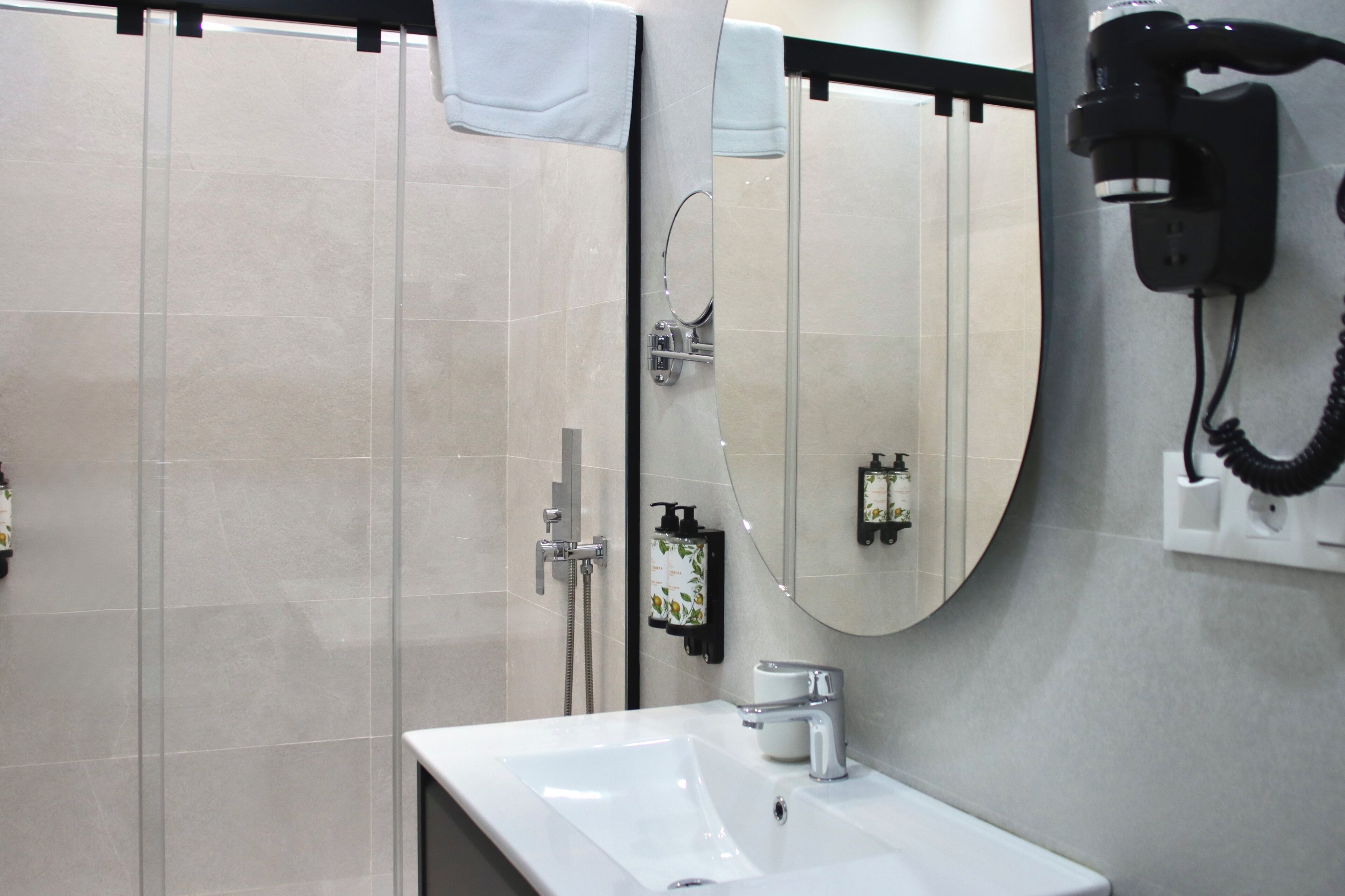 Máy sấy tóc, khăn tắm, xà phòng, dầu gội 