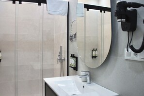 Hair dryer, towels, soap, shampoo - Posada San Ginés (Toledo)