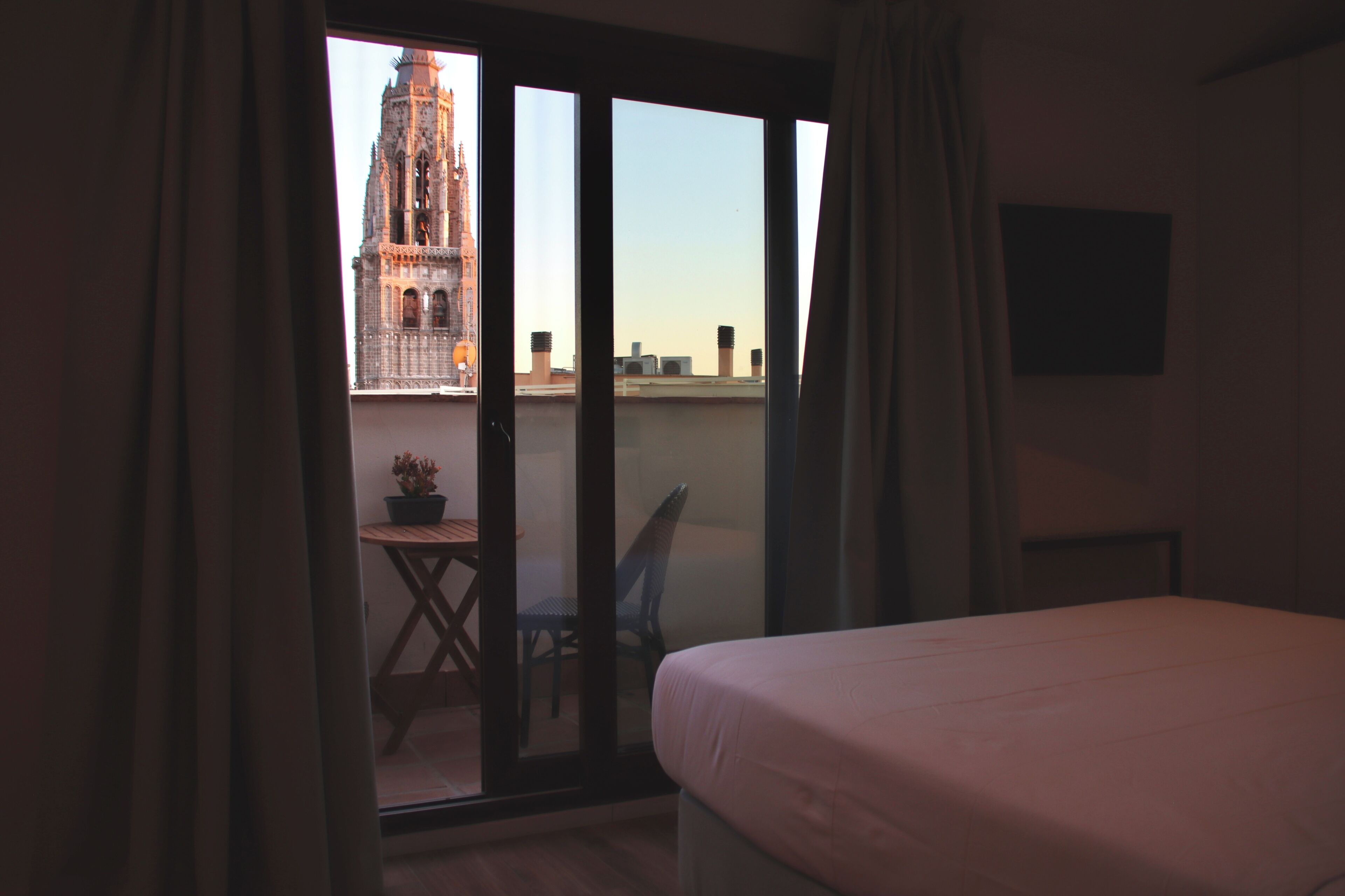 Deluxe-Doppelzimmer, Balkon, Stadtblick | Zimmersafe, Schreibtisch, laptopgeeigneter Arbeitsplatz