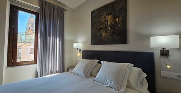 Double Room | In-room safe, desk, laptop workspace, free WiFi