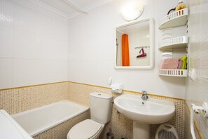 Secador de cabelo, toalhas de banho