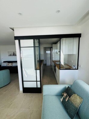 Um apartamento moderno com sala de estar, cozinha e área de jantar.