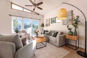 TV, offices - @ Marbella Lane - Hidden Gem on Scenic Shady Lake (Renton)