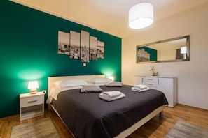 3 habitaciones, tabla de planchar con plancha y cuna de viaje 