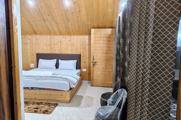 Deluxe Single Room, Balcony, River View | Blackout drapes, iron/ironing board (on request), WiFi (free)