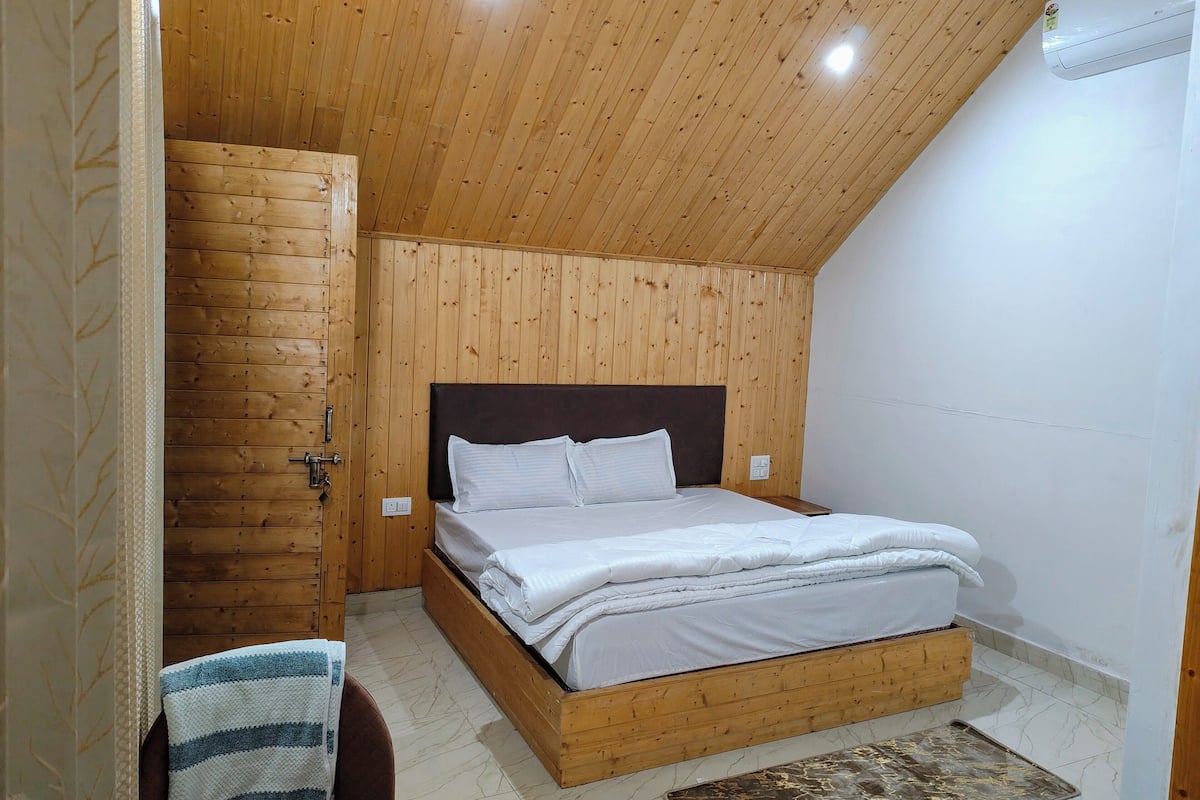 Deluxe eenpersoonskamer, balkon, uitzicht op rivier | Verduisterende gordijnen, een strijkplank/strijkijzer, gratis wifi