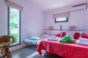 4 habitaciones, tabla de planchar con plancha y cuna de viaje 