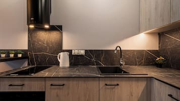 Suite Studio, balcon, vue cour intérieure | Coin cuisine privé | Cafetière/bouilloire, bouilloire électrique