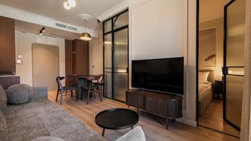 Apartamento, sacada, vista para a cidade | Área de estar