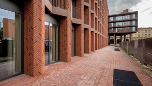 Un edificio moderno con columnas de ladrillo y ventanas amplias.
