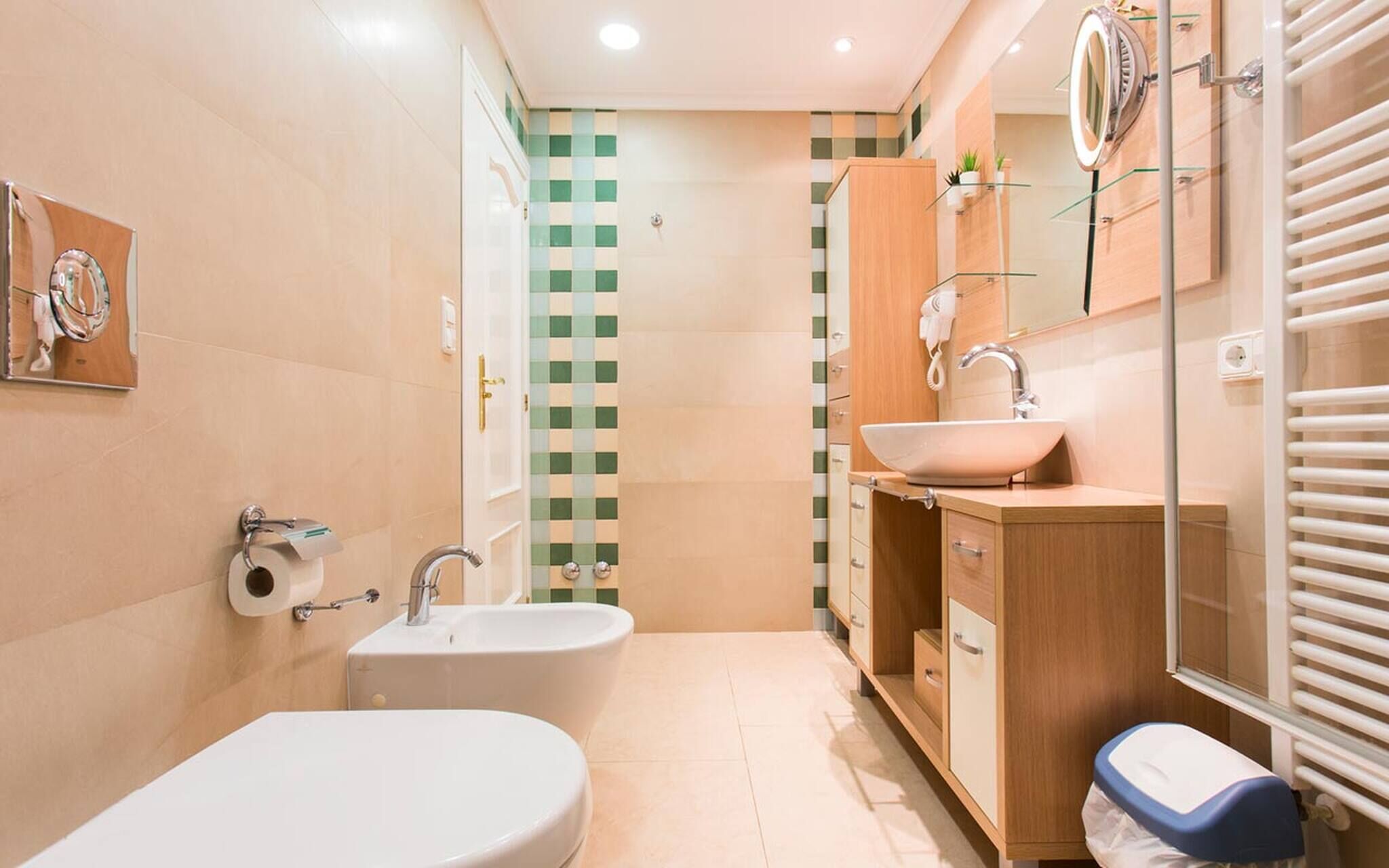 Uma casa de banho moderna com banheira, pia e sanita.