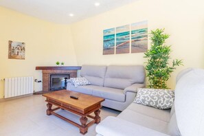 Living room - Private Pool, Garden, Barbecue and Beach Nearby (Denia)