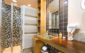 Ev, 5 Yatak Odası, Sigara İçilebilir, Kişiye Özel Havuzlu | Banyo