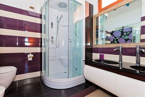 シャワー、ジェットバス、ヘアドライヤー、ビデ