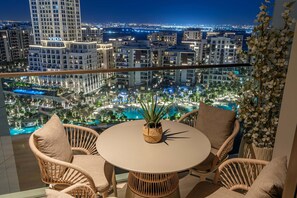 Outdoor dining - Luxury branded apartment in Dubai Creek Harbour with stunning Creek Beach view. (Dubai)