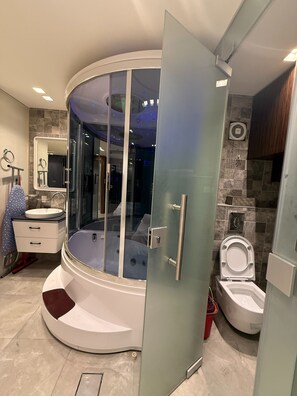 Apartment, 1 Bedroom, Accessible, Smoking | Bathroom
