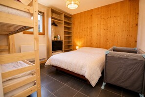 1 habitación, tabla de planchar con plancha y cuna de viaje