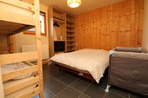 1 bedroom, iron/ironing board, travel cot, free WiFi