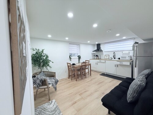 Modern stay Minutes from YYZ and Rogers Centre with own washroom&kitchen