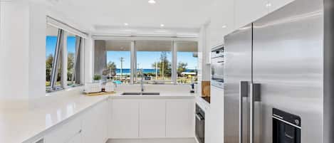 Geladeira, micro-ondas, fogão, cooktop