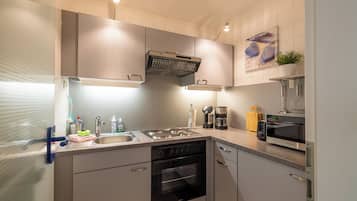 Frigorifero, microonde, forno, piano cottura