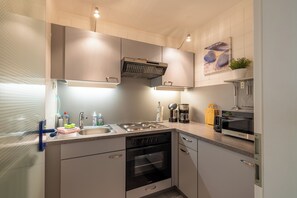 冷蔵庫、電子レンジ、オーブン、コンロ