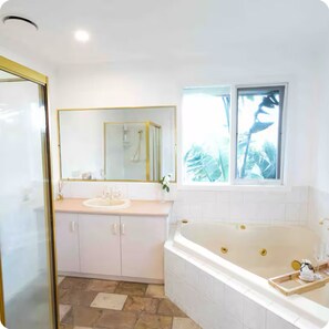 Sèche-cheveux, serviettes fournies, savon, papier toilette