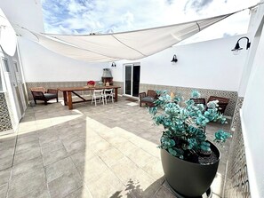 Outdoor dining - Casa Caladero a brilliant apartment in El Golfo with 2 bedrooms, Wifi, and AC (El Golfo)