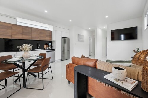 The Break on Diggers - Stylish, 2-bedroom unit, 400m to Diggers Beach and 600m to The Big Banana.