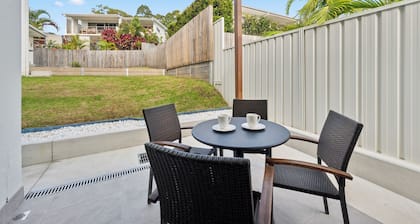 Stylish, 2-bedroom unit, 400m to Diggers Beach and 600m to The Big Banana.