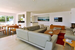 TV, fireplace, stereo