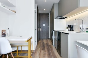 Refrigerador, microondas, parrilla de estufa y cafetera y tetera 