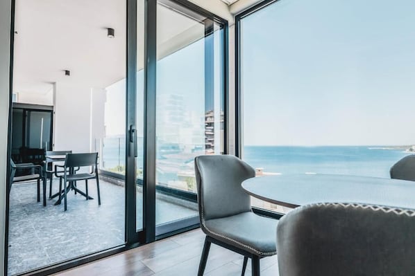 Suite estudio superior, vistas al mar | Balcón