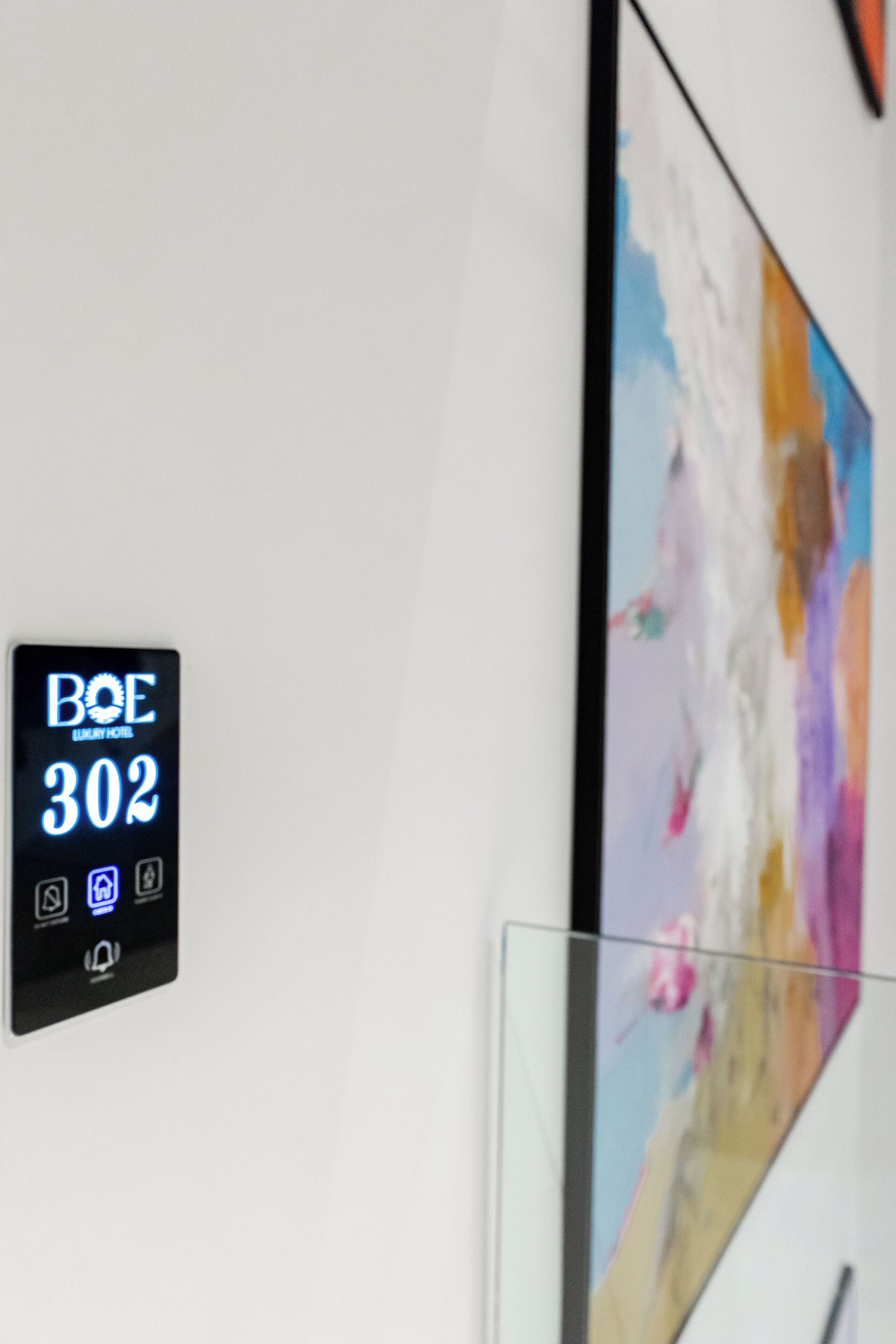 Un display digitale mostra 'BOE LUXURY HOTEL 302' e icone che indicano i servizi offerti.