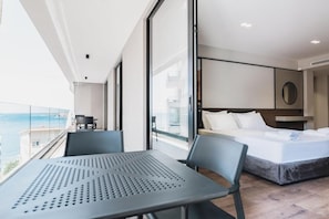 Suite estudio superior, vistas parciales al mar | Balcón