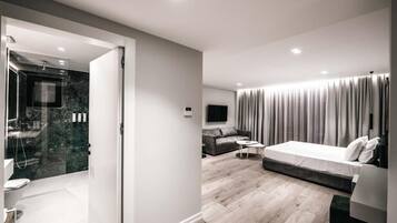 Suite, balcon, vue ville | Minibar, bureau, chambres insonorisées, Wi-Fi gratuit