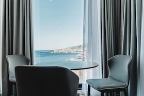 Suite estudio superior, vistas al mar | Balcón