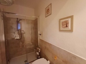 Sèche-cheveux, serviettes fournies, savon, shampoing