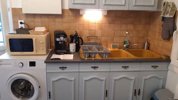Coffee/tea maker, fridge, microwave, oven