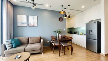 Căn hộ Deluxe, 1 giường cỡ queen, quang cảnh thành phố | Bộ đồ giường cao cấp, bàn, khu vực làm việc phù hợp cho laptop