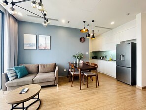 Premium bedding, desk, laptop workspace, blackout curtains - Achilles Residence-Vinhome Skylake Hanoi (Hanoi)