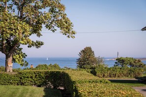 Property grounds - Twin Lights Coastal Cottage (Rockport)