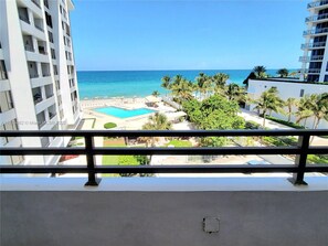 Property grounds - Relax in Stylish 2BR Hollywood Condo – WiFi, Parking, Beachfront Views Included! (Hollywood)