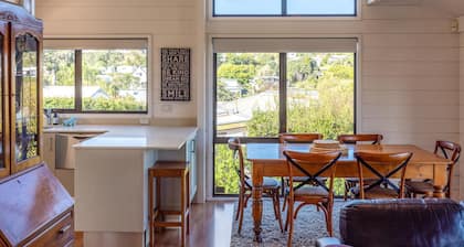 Matai Cottage - Matai Cottage is a charming two-bedroom retreat that offers sweeping ocean views and relaxed, contemporary comfort. Perfect for couples, families, or small groups, the cottage blends the feel of a classic Waiheke getaway with modern c